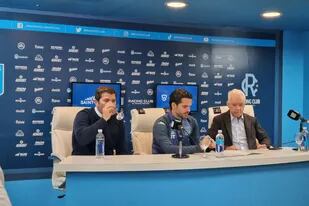 Ruben Capria (manager), Fernando Gago (entrenador) y Víctor Blanco (presidente), en la conferencia de este jueves, donde se anunció la renovación del DT hasta fines de 2023
