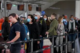 En Toronto, dos viajeros de Estados Unidos presentaron documentación falsa sobre la vacunación contra el coronavirus y ahora enfrentan importantes multas.