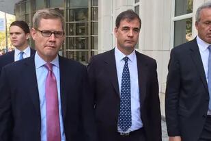 Alejandro Burzaco llega al edificio de la corte neoyorquina acompañado por sus dos abogados. El ex CEO de Torneos es uno de los principales testigos-arrepentidos de la causa FIFAgate.