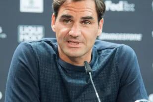 Federer, en la conferencia de prensa de este lunes en Stuttgart y el detalle: remera sin logo de marca