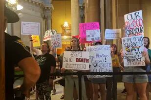 Manifestantes partidarias del derecho al aborto llenan los corredores de la Legislatura de Indiana, el viernes 5 de agosto de 2022, mientras los legisladores votaban en favor de una prohibición casi total de la interrupción del embarazo, en Indianápolis. (AP Foto/Arleigh Rodgers)