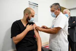 Hoy se inició el proceso de vacunación en todo el país con personal de la salud