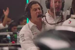 Toto Wolff en la definición del Gran Premio de la Fórmula 1 en Abu Dhabi; ocho meses después, el austríaco dueño y directivo de Mercedes sigue sufriendo por aquello.