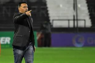 Fernando Gamboa dejó de ser el entrenador de Newell's por los malos resultados; ya le buscan reemplazante