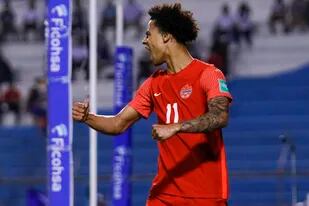 Tajon Buchanan, de Canadá, festeja un autogol de Denil Maldonado en el partido ante Honduras, el jueves 27 de enero de 2022, en la eliminatoria al Mundial. El encuentro se realizó en San Pedro Sula (AP Foto/Delmer Martínez)