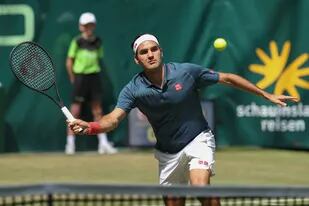 El suizo Roger Federer en acción en el ATP de Halle, Alemania: cayó con el canadiense Felix Auger-Aliassime en los 8vos de final.