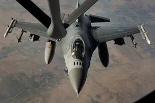 12/04/2015 Un caza F-16 Fighting Falcon de la Fuerza Aérea estadounidense se reabastece de combustible de un KC-135 Stratotanker en el marco de la Operación Resolución Inherente contra el Estado Islámico en Irak y Siria POLITICA ORIENTE PRÓXIMO ASIA IRAQ DEFENSE.GOV/EP