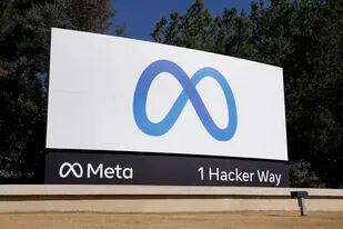 ARCHIVO - El logo de Meta, la matriz de Facebook, es visto a la entrada de las oficinas centrales de la compañía en Menlo Park, California, el 28 de octubre del 2021. (AP Foto/Tony Avelar)