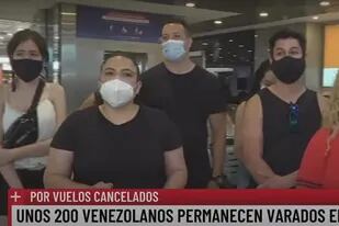 Los venezolanos varados en Ezeiza pidieron comida y bebida porque la aerolínea no se hizo cargo