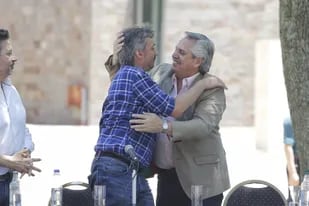 Fernández y Kirchner se funde en un abrazo, en el acto de San Vicente