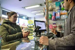 Venta legal de mariguana en una farmacia uruguaya