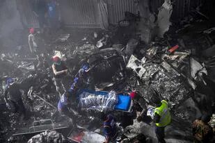 El 22 de mayo en Karachi, Paquistán, cayó un avión con 107 personas a bordo en una zona residencial; hubo 98 muertos