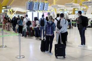 Varios pasajeros en la terminal T4 del Aeropuerto Adolfo Suárez - Madrid Barajas