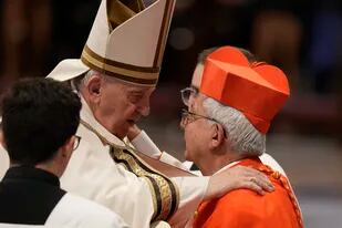 El Papa junto al primer cardenal paraguayo Adalberto Martinez Flores, el sábado, durante el consistorio