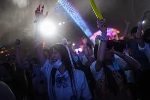 Esta foto tomada el 4 de agosto de 2020 muestra a personas que participan en un festival de música en Wuhan, en la provincia central de Hubei, China