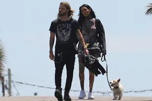 Cande Tinelli y Luca Bonomi dedicaron la tarde a pasear con su perro por José Ignacio