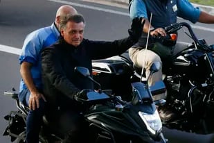 El presidente brasileño Jair Bolsonaro conduce una motocicleta en Manaos, Brasil, el sábado 18 de junio de 2022. (AP Foto/Edmar Barros)
