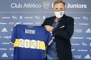 Russo posa con una camiseta especial relacionada con el año de extensión de su contrato