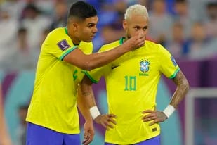 Casemiro con Neymar, en el partido de Brasil ante Corea, en el estadio 974 de Doha; Casimiro estuvo rompiendo los instrumentos de medición de YouTube en Brasil: el primer partido de Brasil contra Serbia tuvo 3.7 millones de viewers