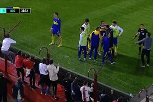 Sebastián Battaglia se queja con el árbitro del partido; Marcos Rojo intenta conversar con los hinchas de Huracán, que no dejaron de salivar a los futbolistas de Boca
