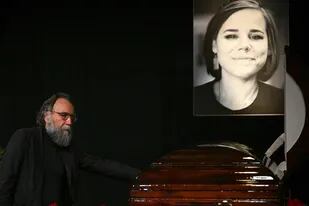 Alexander Dugin, junto al ataúd de su hija