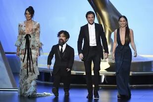 Los actores de Game of Thrones Lena Headey, Peter Dinklage, Kit Harington y Emilia Clarke en la ceremonia de entrega de los premios que destacan las mejores producciones de la TV estadounidense