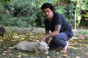 El escritor Benjamín Labatut y su perra Kali en el bosque chileno donde vive