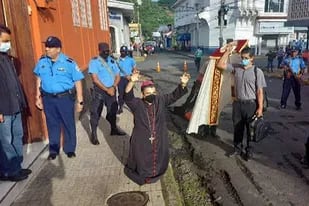 Monseñor Álvarez, poco antes de ser cercado en la sede episcopal de Matagalpa