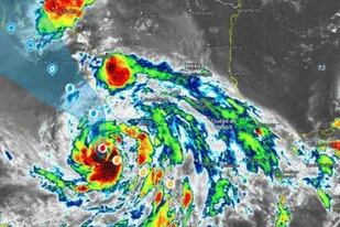El huracán Enrique atraviesa la costa oeste mexicana.
