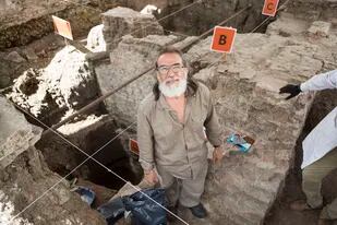 El arqueólogo Néstor Zubeldía en el sitio de excavaciones bajo el patio del Cabildo
