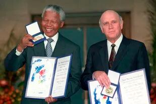 FW de Klerk junto a Nelson Mandela, al recibir el Nobel de la Paz en 1993