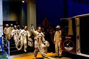 Un hito: los tripulantes de la misión Apolo 11 dejan el Centro Espacial Kennedy