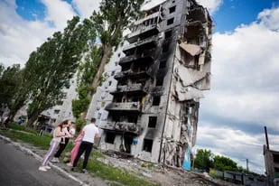 Un edificio de viviendas bombardeado en Borodyanka. (Kay Nietfeld/dpa)