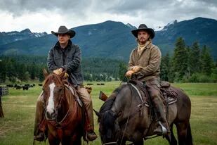 Kevin Costner junto a  Luke Grimes, en una escena de la tercera temporada de Yellowstone (Paramount+)