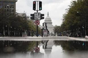 Calles vacías frente al Capitolio, en Washington; Estados Unidos espera el pico de la pandemia por el coronavirus en los próximos días