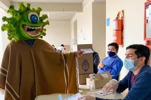 Las autoridades de una mesa en Jujuy se llevaron una sorpresa cuando un hombre vestido de coronavirus fue a votar