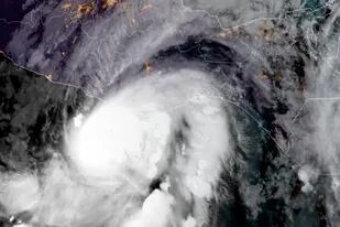 En esta imagen satelital, proporcionada por la NOAA, se muestra al huracán Agatha sobre la costa del Pacífico mexicano