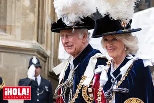 El príncipe Carlos y Camilla caminan hasta la capilla de St. George, donde se celebró la ceremonia. Lucen la capa y el sombrero con plumas blancas que componen el uniforme de la Orden.