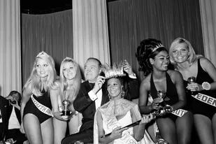 Jennifer Hosten, la concursante de Granada, recibe la corona de Miss Mundo 1970 de manos del comediante Bob Hope