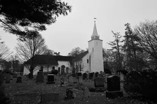 Construida en 1729, la Iglesia Episcopal Caroline de Setauket, en la costa norte de Long Island, es la iglesia episcopal más antigua de la zona (Rick Wenner/The New York Times)