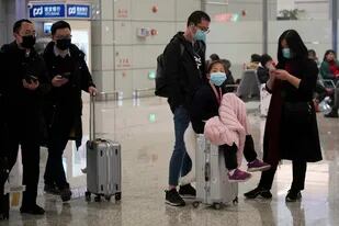 Pasajeros con máscaras esperan sus vuelos en el Aeropuerto de Shanghai