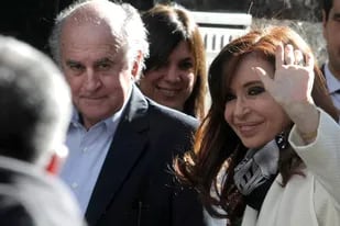 Cristina Kirchner y Oscar Parrilli entrando al Instituto Patria