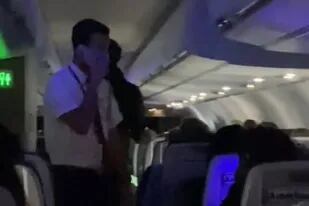 El auxiliar de vuelo de American Airlines se enojó con el comportamiento grosero de los pasajeros en un vuelo que debió ser desviado por mal tiempo