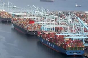 Decenas de buques con contenedores estuvieron esperando para descargar sus mercancías en puertos estadounidense