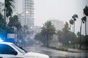Un oficial de policía conduce por una calle vacía cuando se acerca el huracán Ian el 28 de septiembre de 2022 en Sarasota, Florida