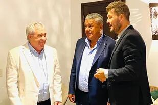 Ameal, Tapia y Tinelli sonríen, en una imagen de fines de enero: la AFA rompe con la Superliga y volverá a organizar el torneo de primera