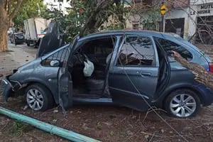 Un ladrón robó un auto en San Telmo, chocó en Nueva Pompeya y quiso huir herido