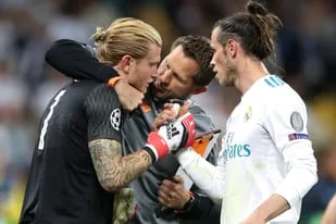 Gareth Bale consuela a Loris Karius en la final de la Champions League 2018. Ahora, se burló de él en un entrenamiento del Tottenham
