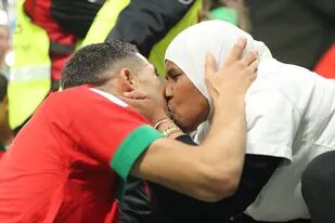 Achraf Hakimi fue directamente a besar su madre, Saida, para celebrar la histórica victoria de Marruecos ante España