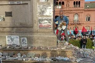 El memorial por las víctimas del Covid fue vandalizado por militantes peronistas que retiraron los carteles con críticos al Gobierno
